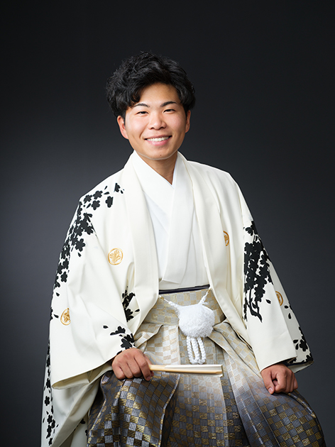 白の羽織袴で成人式の記念撮影