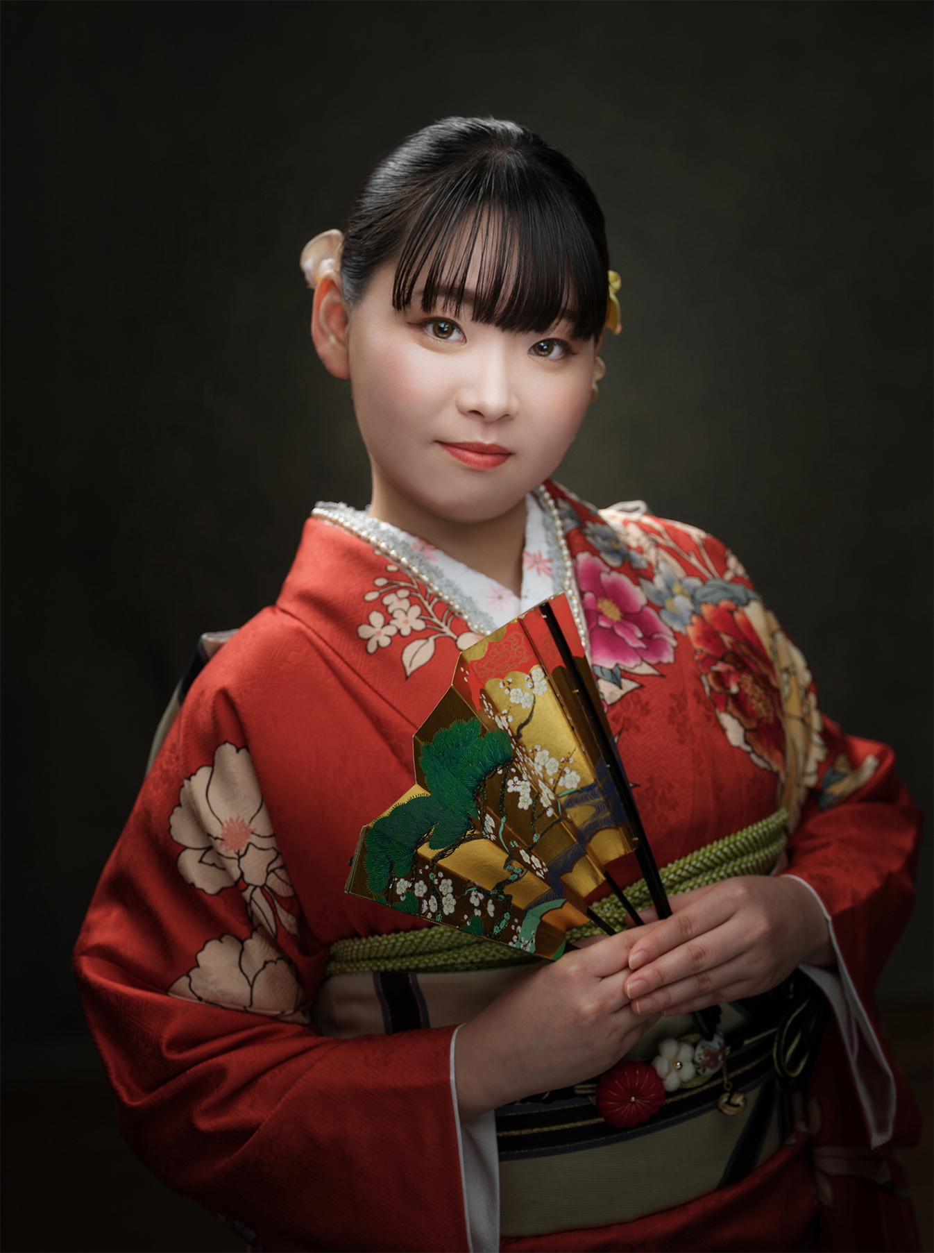 Asia WPA2025 受賞作品「luminous charm」赤い振袖のスタジオポートレート